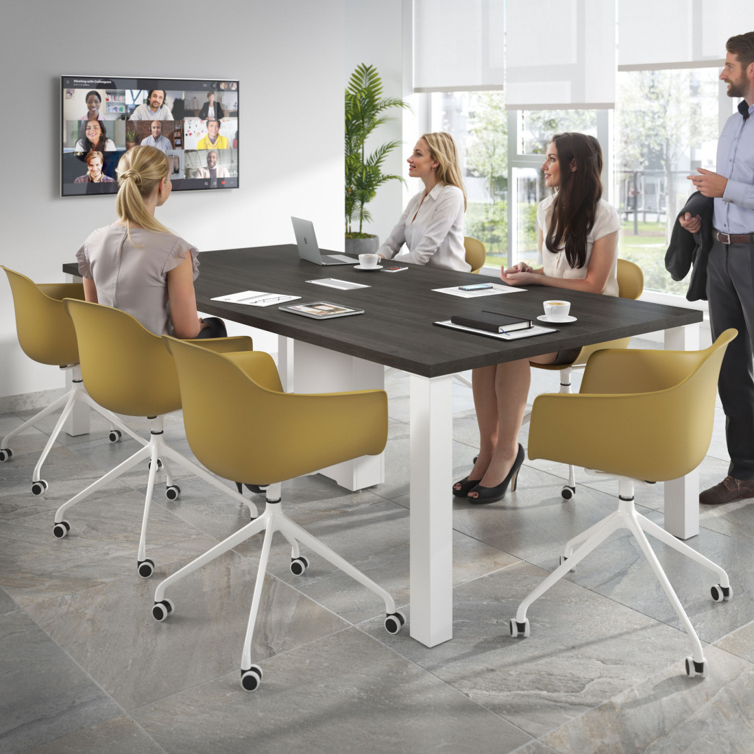 silla de reuniones amarillo elisa con ruedas plastico 2