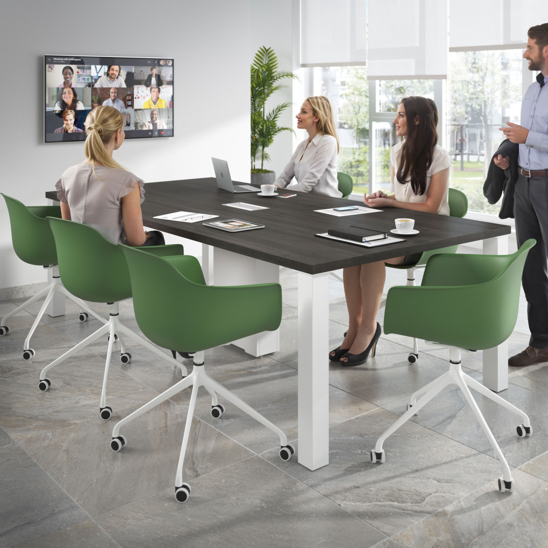 silla de reuniones verde elisa con ruedas plastico 2