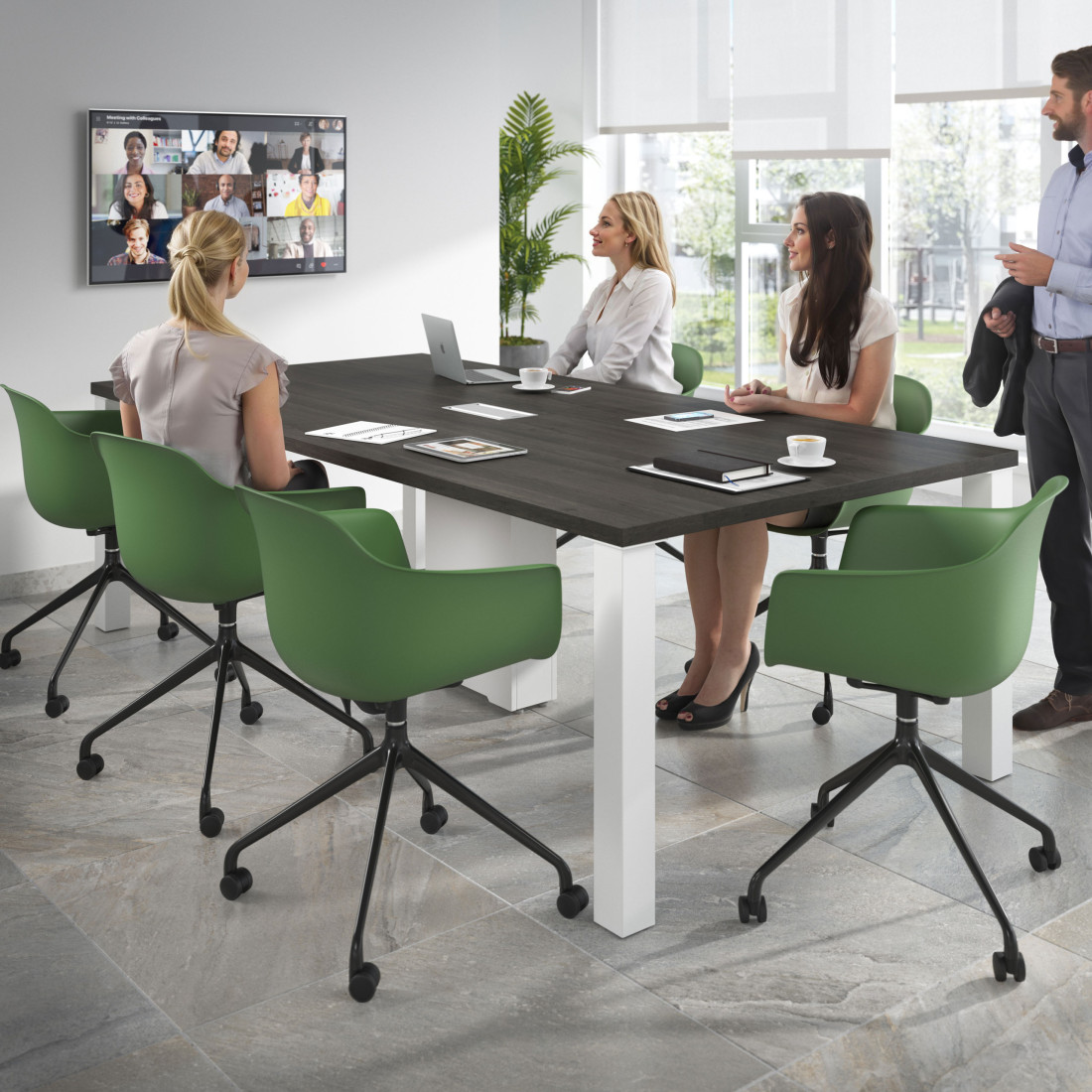 silla de reuniones verde elisa con ruedas plastico 2