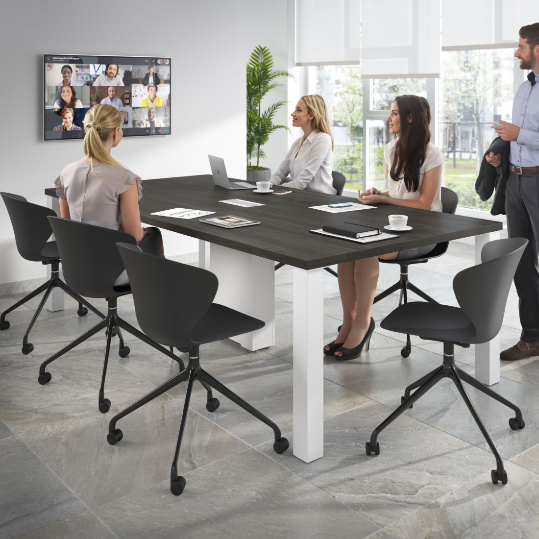 silla de reuniones negro wendy con ruedas plastico 2