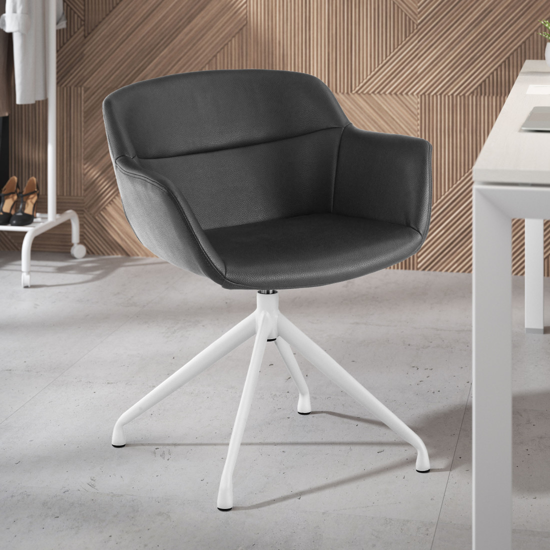silla confidente negro anne base piramide piel sintetica 2